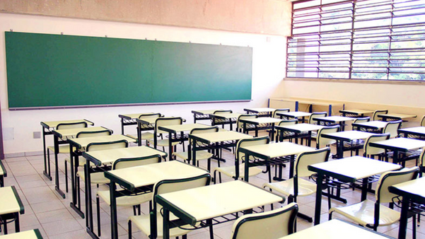 Escola de Linhares deve indenizar aluno impedido de entrar em sala de aula.
