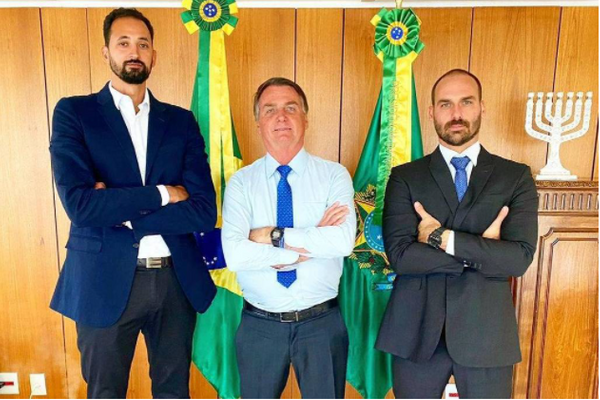 O central da seleção brasileira de vôlei e do Minas, Mauricio Souza (esq), em postagem no Instagram ao lado do presidente Jair Bolsonaro e do deputado federal Eduardo Bolsonaro, no Palácio do Planalto, em Brasília