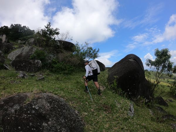 O Hike and Fly é uma modalidade esportiva que une duas modalidades de montanhismo: o hike, que consiste em caminhar para atacar o cume, e o parapente, que é usado para voar após a conquista do cume de qualquer montanha