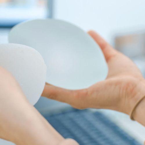 Mulher que teve prótese de silicone rompida será indenizada no ES