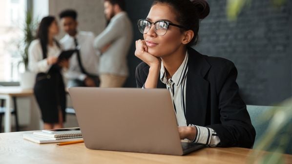 Quando uma mulher conhece seus direitos, compreende sua realidade e identifica situações de violência, ela passa a ter ferramentas para se proteger e para romper ciclos que, muitas vezes, se perpetuam por anos