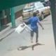 Imagem - Vídeo: homem foge de posto da PM no ES algemado a cadeira