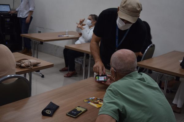 Fernando Madeira mostra detalhes de equipamento durante encontro fotográfico por A Gazeta