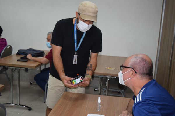 Fernando Madeira mostra detalhes de equipamento durante encontro fotográfico por A Gazeta