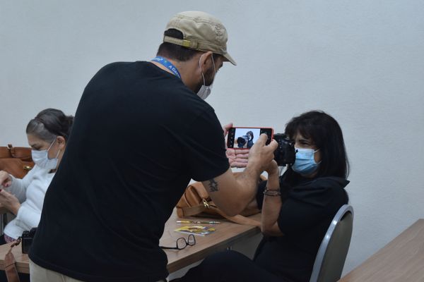 Fernando Madeira mostra detalhes de equipamento durante encontro fotográfico por A Gazeta