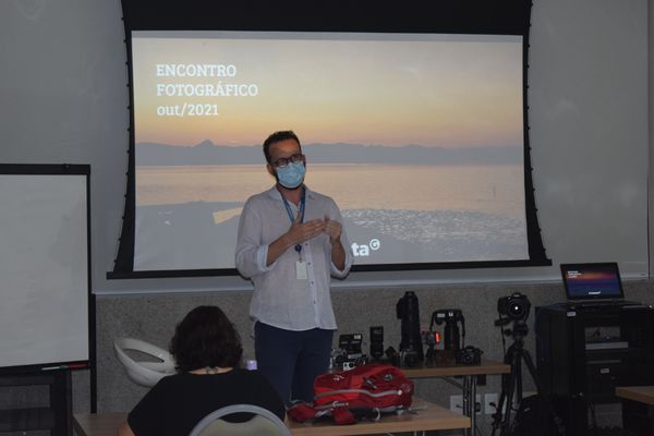 Fotógrafo Vitor Jubini conversa com assinantes durante encontro fotográfico por A Gazeta