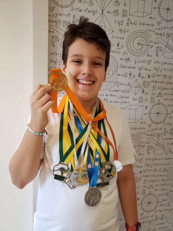 Heitor Soares, do 7º ano do ensino fundamental do Primeiro Mundo, coleciona medalhas: 