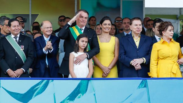 Jair Bolsonaro, a esposa Michelle e a filha Laura, ao lado de Edir Macedo, Silvio Santos e Mourão
