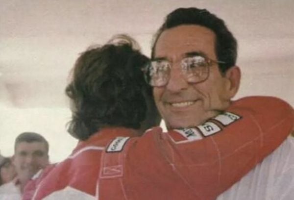 Milton da Silva abraçando Ayrton Senna durante Fórmula 1