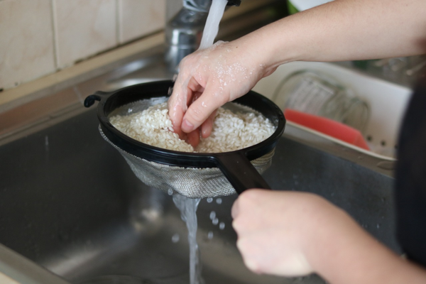 Mulher lavando arroz