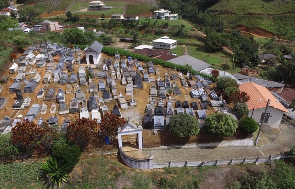 O pequeno (e lotado) Cemitério de Araguaia, no alto do morro