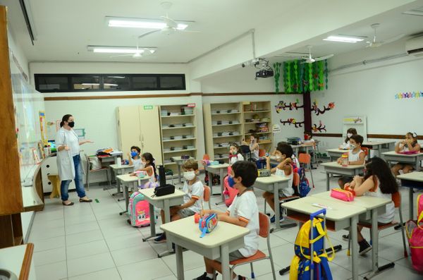 Para que isso aconteça, o atendimento personalizado, aliado a uma relação de proximidade entre escola e famílias, é fundamental para facilitar o processo de ensino-aprendizagem.