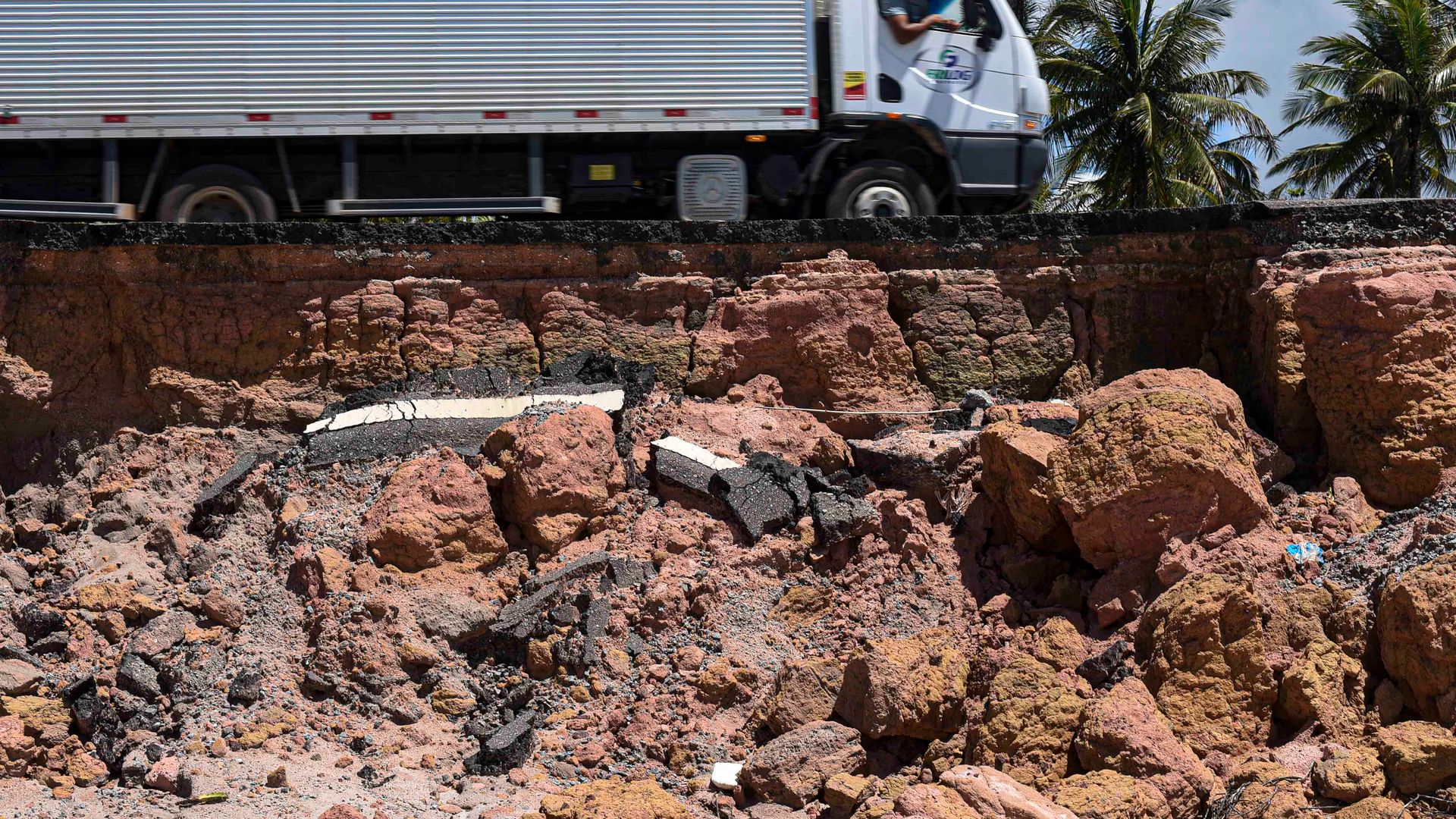 Processo de erosão na rodovia ES-060 na localidade de Porto Grande em Guarapari
