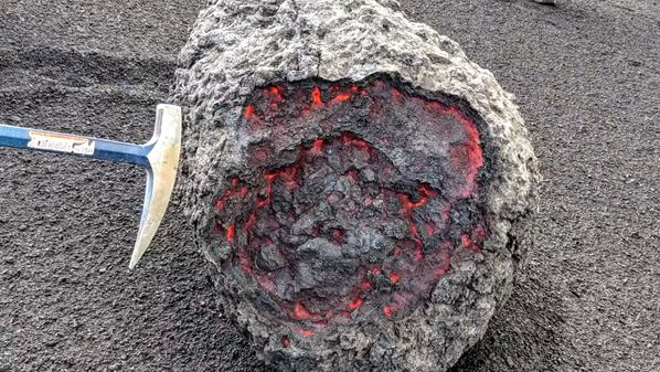 Pesquisadores registraram o momento exato em que um pedaço de lava é arremessado pelo vulcão Cumbre Vieja e desce rolando pela encosta coberta de cinzas nas Ilhas Canárias
