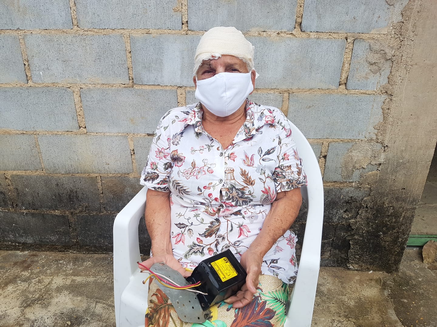 Cenita Felomena da Silva, de 80 anos, estava embaixo do poste conversando com vizinhos quando acidente aconteceu.  Prefeitura afirma que estrutura foi alvo de vandalismo
