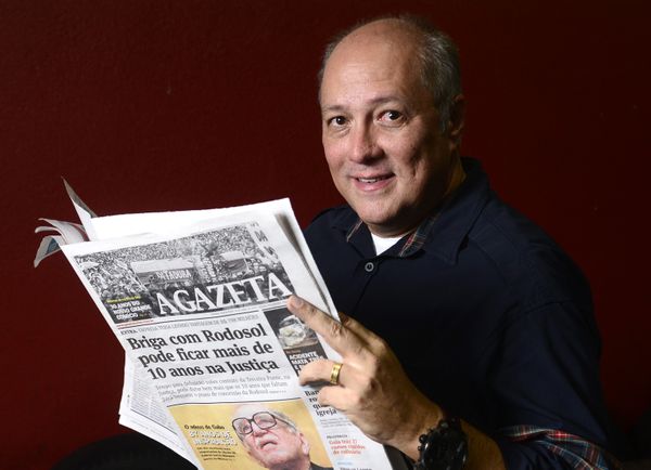 2014 -Flávio Salles foi estudante da Ufes e aparece carregando um caixão na foto do comício histórico da Praça Oito, em 1984 por Vitor Jubini