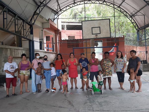 Famílias que ocupam escola municipal no Romão, em Vitória, não têm para onde ir