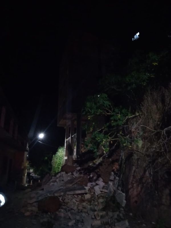 Laje desabou em Linhares nesta sexta-feira (29) por Telespectador | TV Gazeta