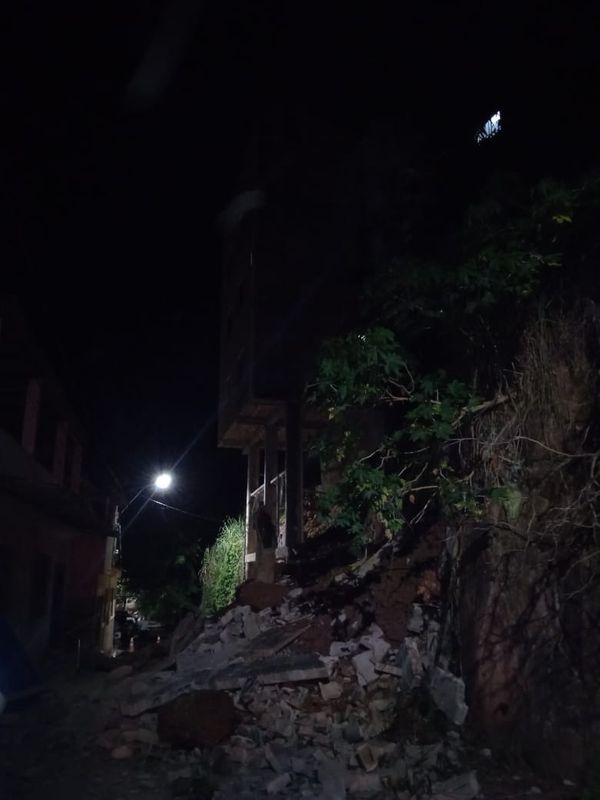 Laje desabou em Linhares nesta sexta-feira (29) por Telespectador | TV Gazeta