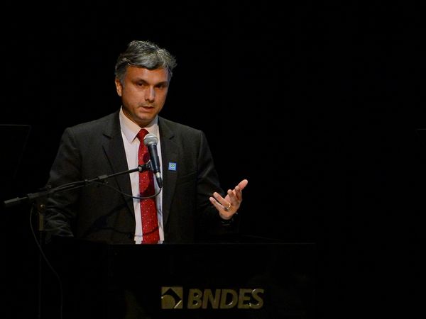 O ministro do Planejamento, Esteves Colnago durante cerimônia de anúncio da expansão do investimento em energias renováveis, na sede do BNDES.