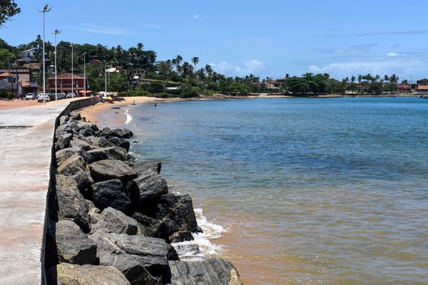 Processo de erosão na rodovia ES-060 na localidade de Meaípe em Guarapari por Vitor Jubini