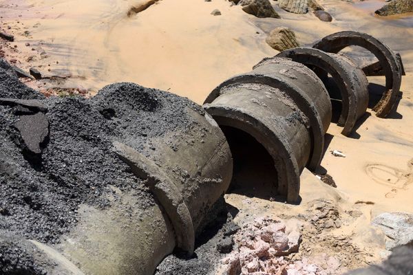 Processo de erosão na rodovia ES-060 na localidade de Meaípe em Guarapari por Vitor Jubini