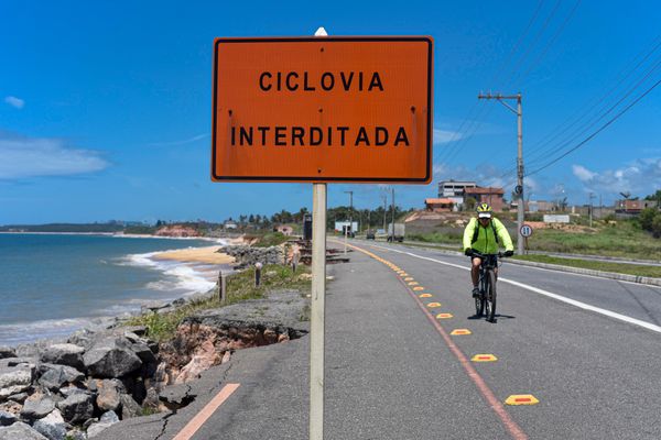 Processo de erosão na rodovia ES-060 na localidade de Meaípe em Guarapari por Vitor Jubini