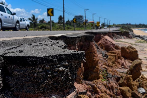 Processo de erosão na rodovia ES-060 na localidade de Porto Grande em Guarapari por Vitor Jubini