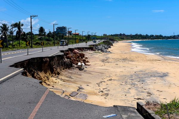 Processo de erosão na rodovia ES-060 na localidade de Porto Grande em Guarapari por Vitor Jubini