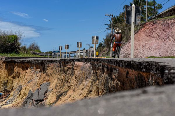 Processo de erosão na rodovia ES-060 na localidade de Porto Grande em Guarapari por Vitor Jubini