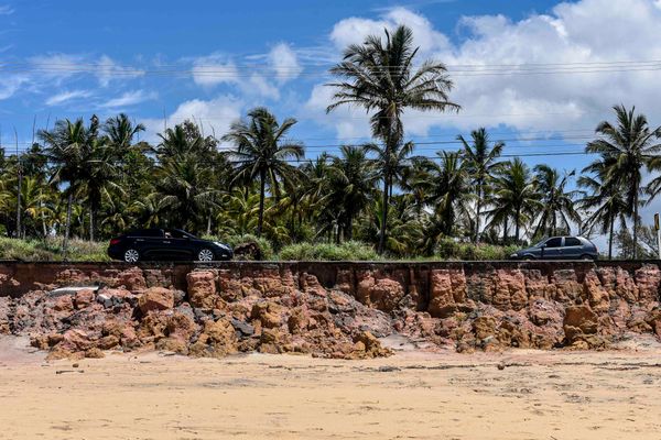 Processo de erosão na rodovia ES-060 na localidade de Porto Grande em Guarapari por Vitor Jubini