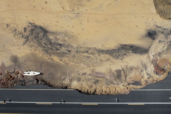 Processo de erosão na rodovia ES-060 na localidade de Porto Grande em Guarapari por Vitor Jubini