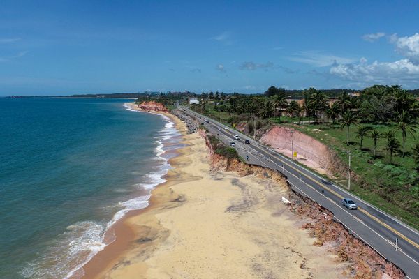 Processo de erosão na rodovia ES-060 na localidade de Porto Grande em Guarapari por Vitor Jubini
