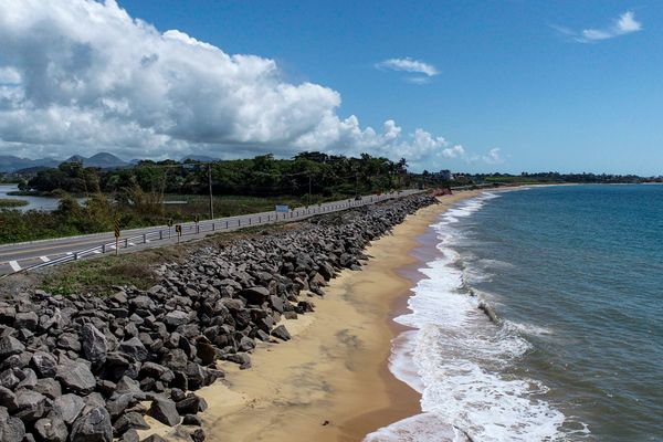 Processo de erosão na rodovia ES-060 na localidade de Porto Grande em Guarapari por Vitor Jubini