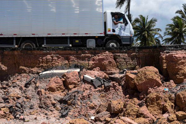 Processo de erosão na rodovia ES-060 na localidade de Porto Grande em Guarapari por Vitor Jubini