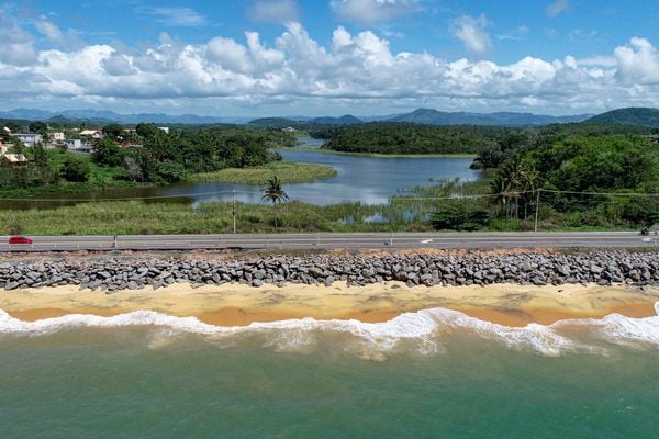 Processo de erosão na rodovia ES-060 na localidade de Porto Grande em Guarapari por Vitor Jubini