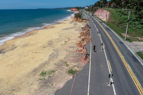Processo de erosão na rodovia ES-060 na localidade de Porto Grande em Guarapari por Vitor Jubini