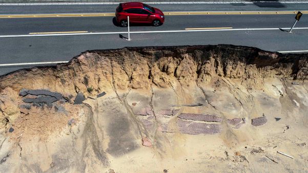 Processo de erosão na rodovia ES-060 na localidade de Porto Grande em Guarapari por Vitor Jubini