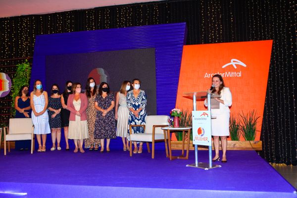 Raquel Pittella Cançado, diretora de Suprimentos da ArcelorMittal Brasil, homenageou as mulheres líderes da empresa e as convidou para subirem no palco.