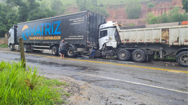 Caminhões colidem e vítima fica presa às ferragens em Cachoeiro