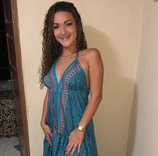 Rayssa Peixoto, de 18 anos, foi baleada no pescoço e morreu no local.