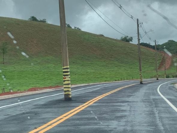 Postes ficam no meio de estrada em Presidente Kennedy, no Sul do ES por Internauta