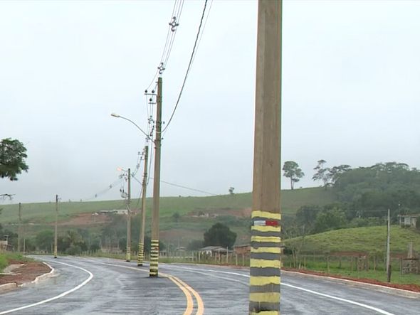 Postes no meio da estrada em Presidente Kennedy por Samuel Braz