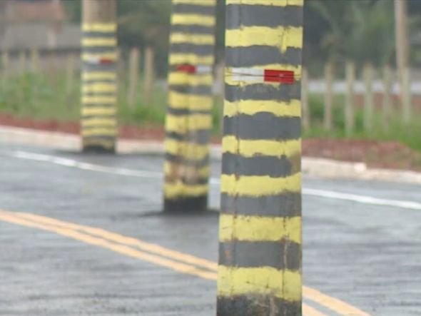 Postes no meio da estrada em Presidente Kennedy por Samuel Braz
