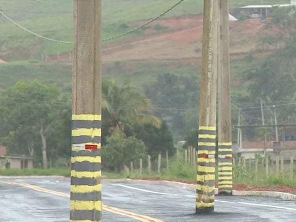 Postes no meio da estrada em Presidente Kennedy por Samuel Braz