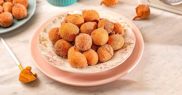 Podemos comprar bolinho de chuva em padarias, mas nada substitui a vivência de sua ritualística na casa de alguém