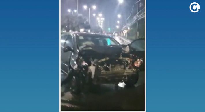 Segundo o Corpo de Bombeiros, o passageiro de um dos veículos ficou ferido e foi levado para um hospital. No entanto, a gravidade dos ferimentos não foi informada
