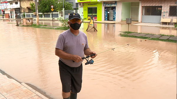 Em meio a feriadão, chuva forte alaga ruas em Guriri por Rafael Verly | TV Gazeta Norte