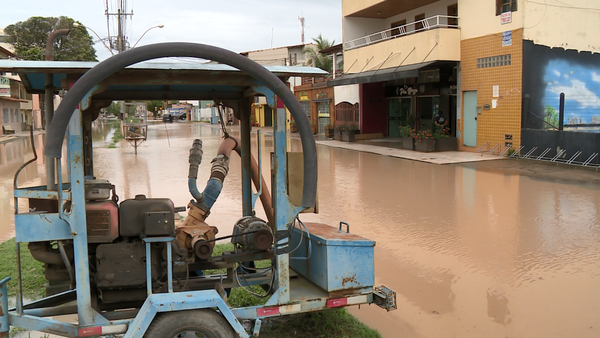 Em meio a feriadão, chuva forte alaga ruas em Guriri por Rafael Verly | TV Gazeta Norte