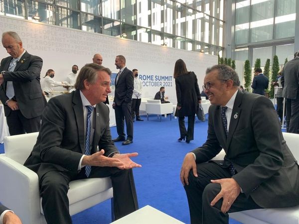 Jair Bolsonaro e o diretor-geral da Organização Mundial da Saúde (OMS), o etíope Tedros Adhanom Ghebreyesus em reunião do G20, na Itália
